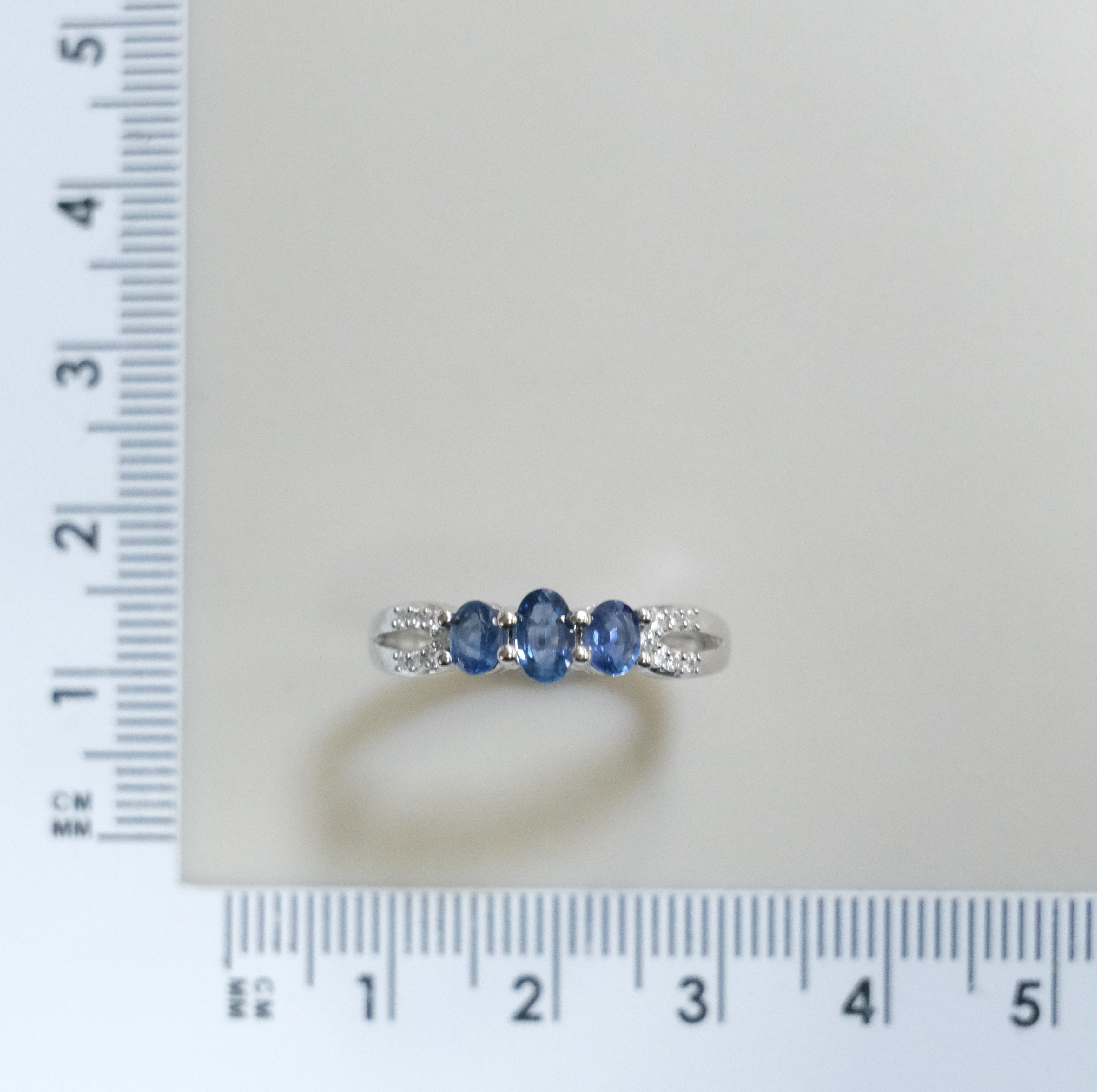 Серебряное кольцо с сапфирами